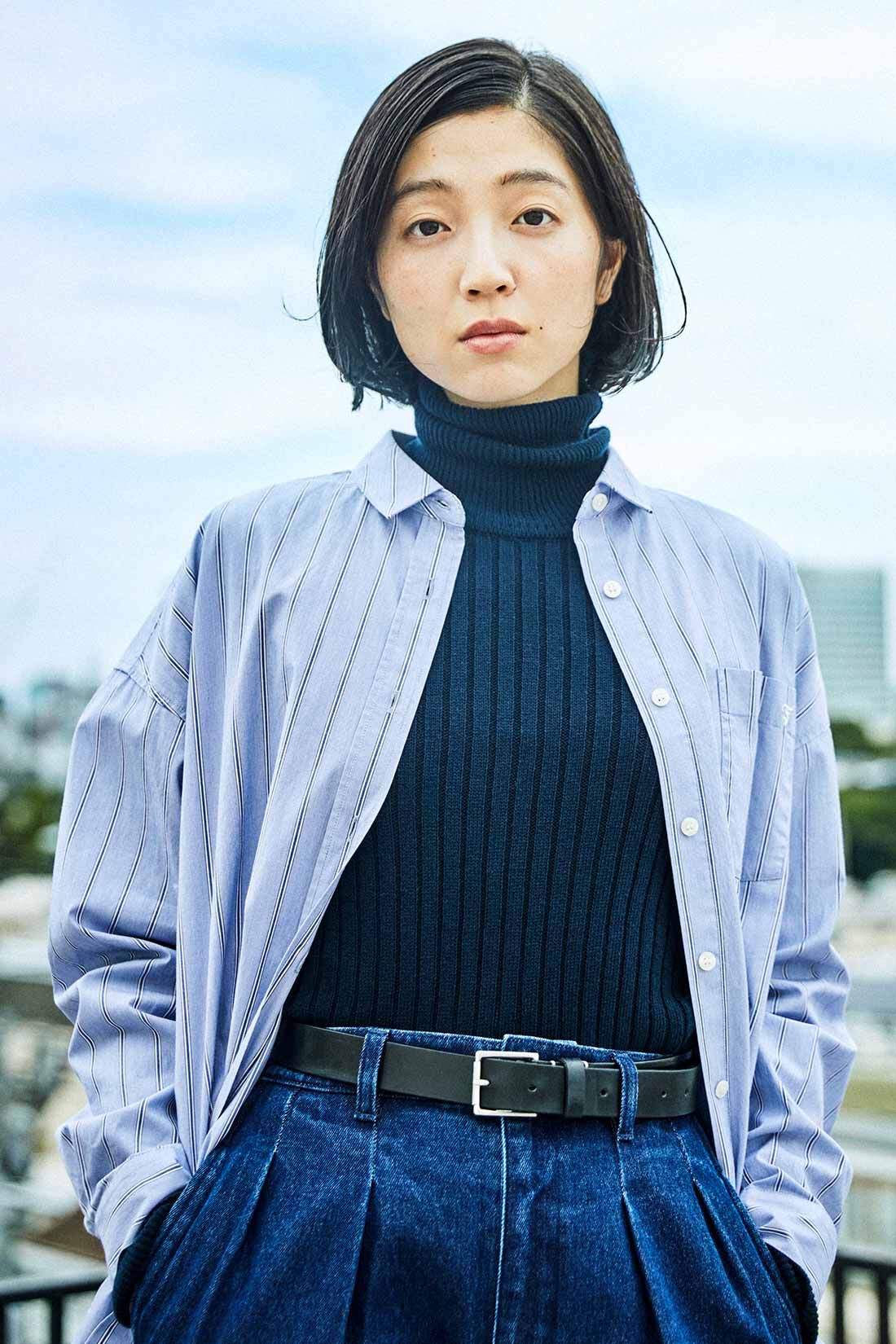 THREE FIFTY STANDARD|コットン100％のリブタートルと綿100％ デニムのトラウザーパンツのコーディネート