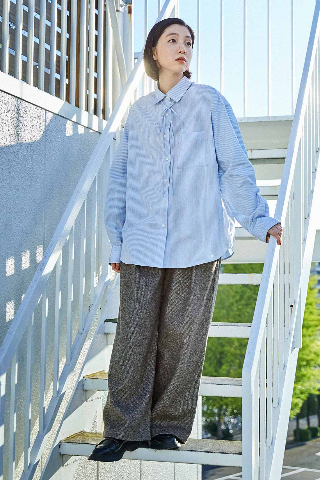 THREE FIFTY STANDARD|小谷 実由さんと作った チェック柄のアンクルコート〈グレー〉と小谷 実由さんと作った ストライプのシャツ〈ブルー〉のコーディネート