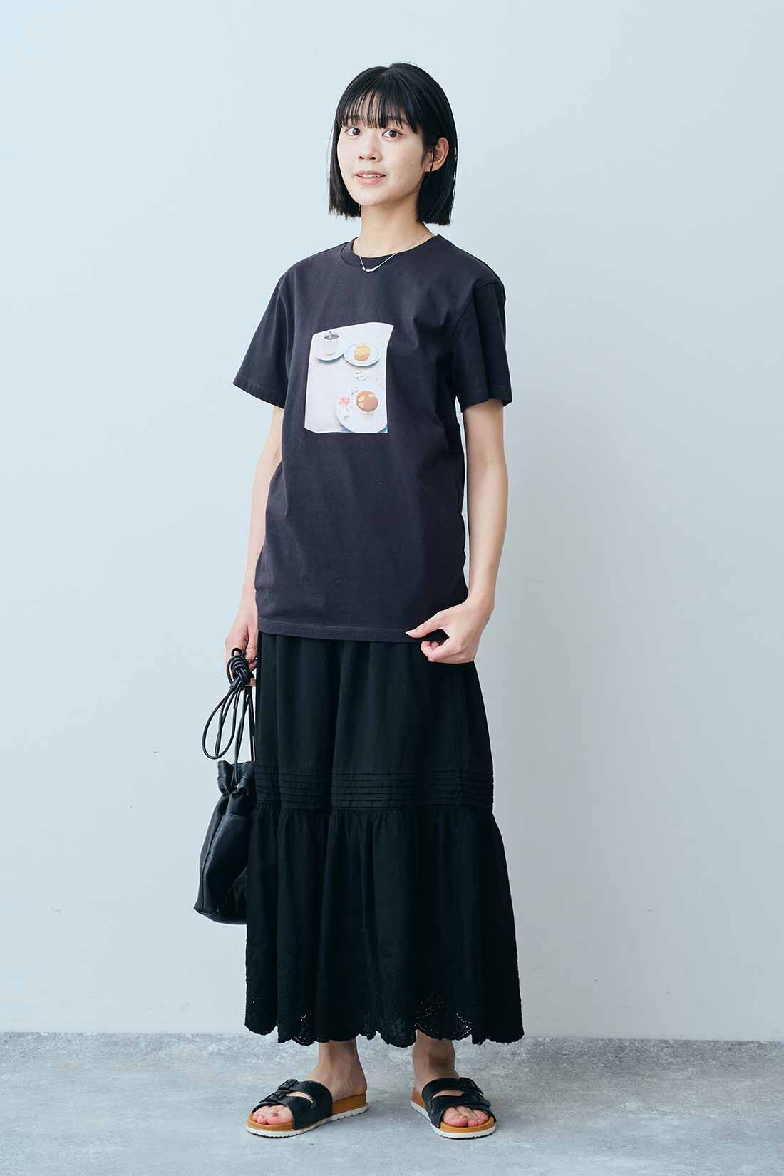 THREE FIFTY STANDARD［スリーフィフティースタンダード］|THREE FIFTY STANDARD 小谷 実由さんと作った 想い出のフォトTシャツ〈チャコールグレー〉|モデル身長：163cm　着用サイズ：M