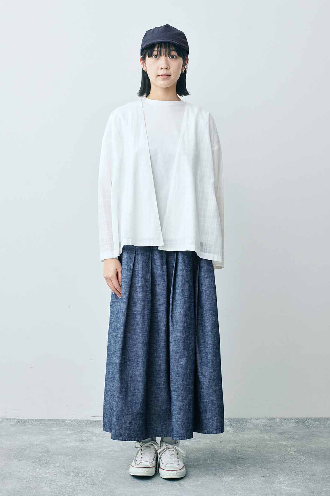 THREE FIFTY STANDARD［スリーフィフティースタンダード］|シルケット加工Ｔシャツ　ＴＦＳとインディゴブルーのギャザースカート　ＴＦＳと金子さんコンパクトキャップＧＹ　ＴＦＳのコーディネート|モデル身長：163cm 着用サイズ：M