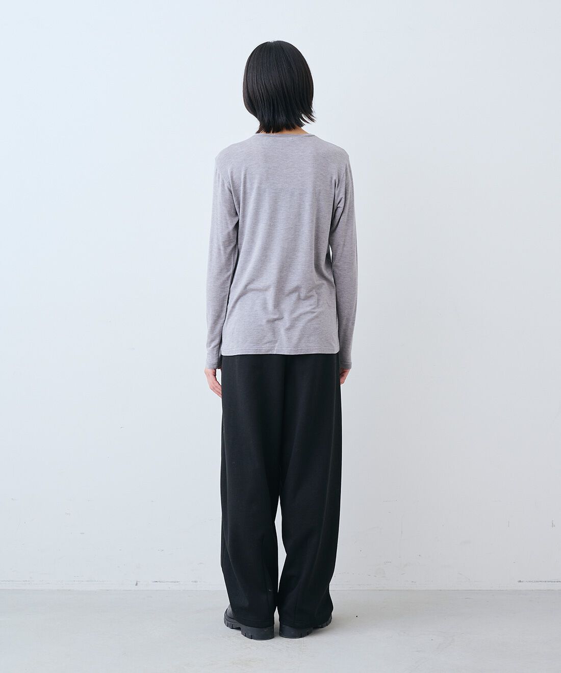 THREE FIFTY STANDARD［スリーフィフティースタンダード］|裏起毛のあったかカットソー カーブパンツのコーディネート