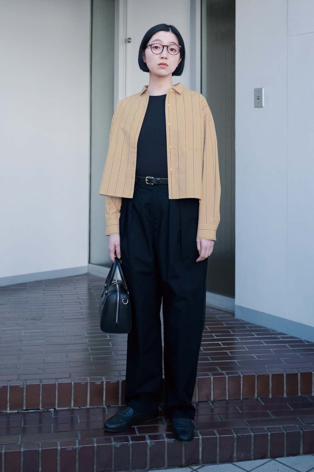 THREE FIFTY STANDARD［スリーフィフティースタンダード］|THREE FIFTY STANDARD　クロップド丈のストライプシャツ〈シナモンベージュ〉