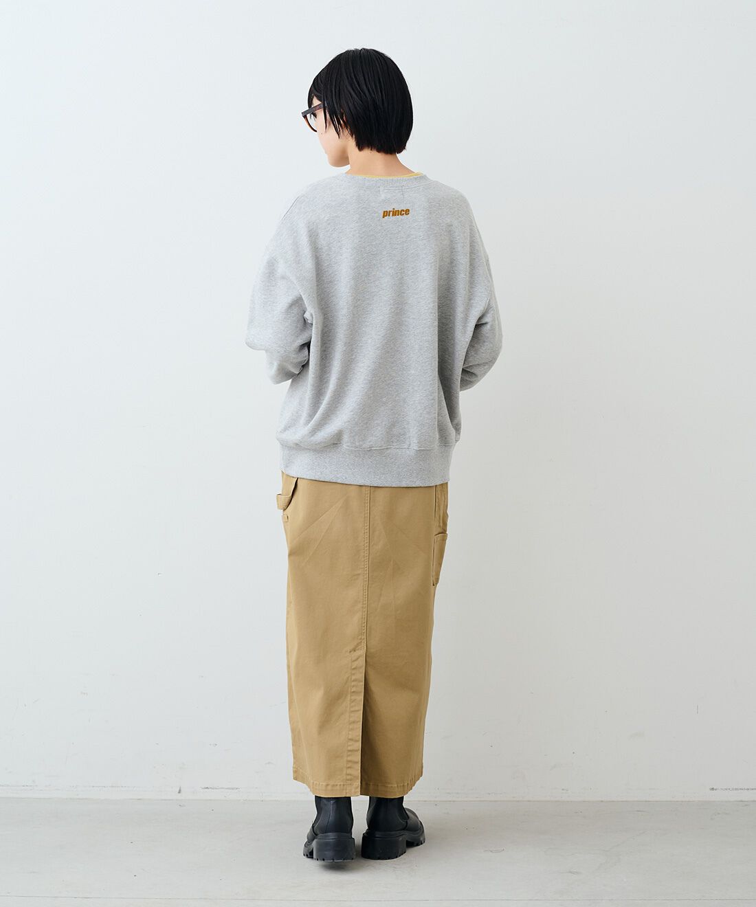 THREE FIFTY STANDARD［スリーフィフティースタンダード］|クルーネックスウェットトップスＧＹ　ＴＦＳとシアーなカットソートップスの会とレザーのワイドボストンバッグＢＫ　ＴＦＳのコーディネート|モデル身長：163cm 着用サイズ：M