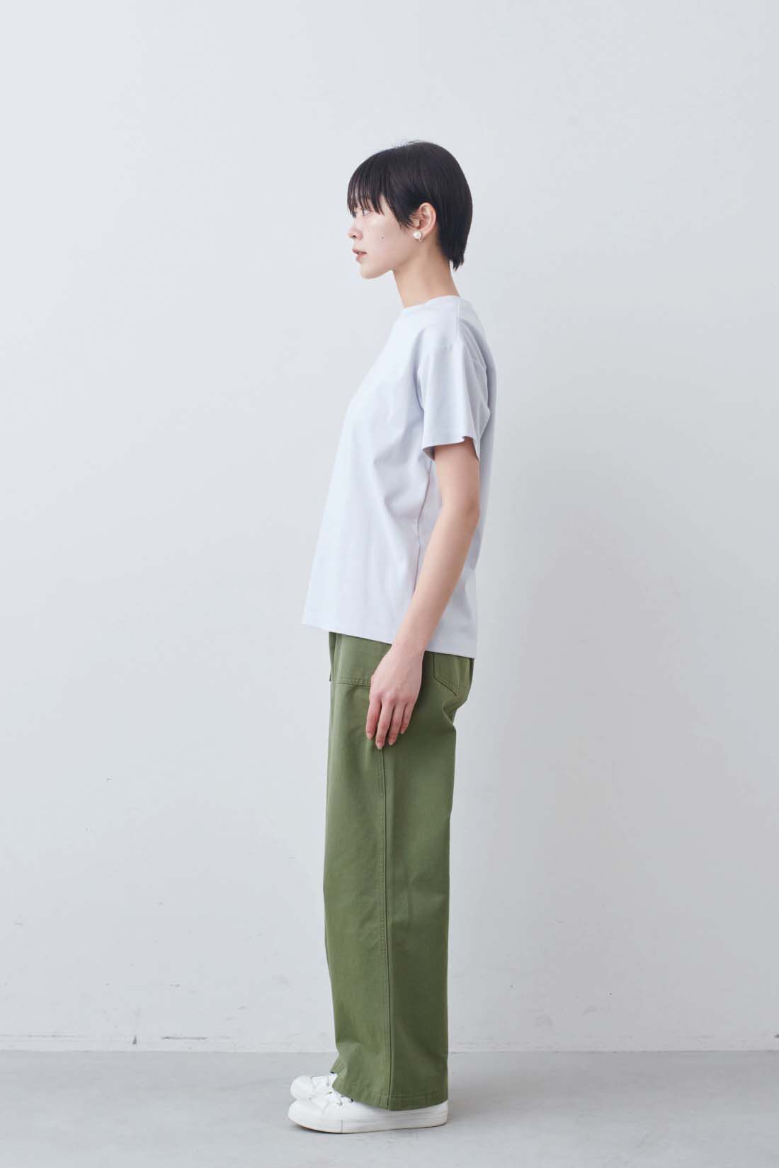 THREE FIFTY STANDARD［スリーフィフティースタンダード］|シルキーな肌ざわりのベーシックなTシャツの会とシルキーな肌ざわりのベーシックなTシャツの会とガラスパールのイヤアクセサリーのコーディネート
