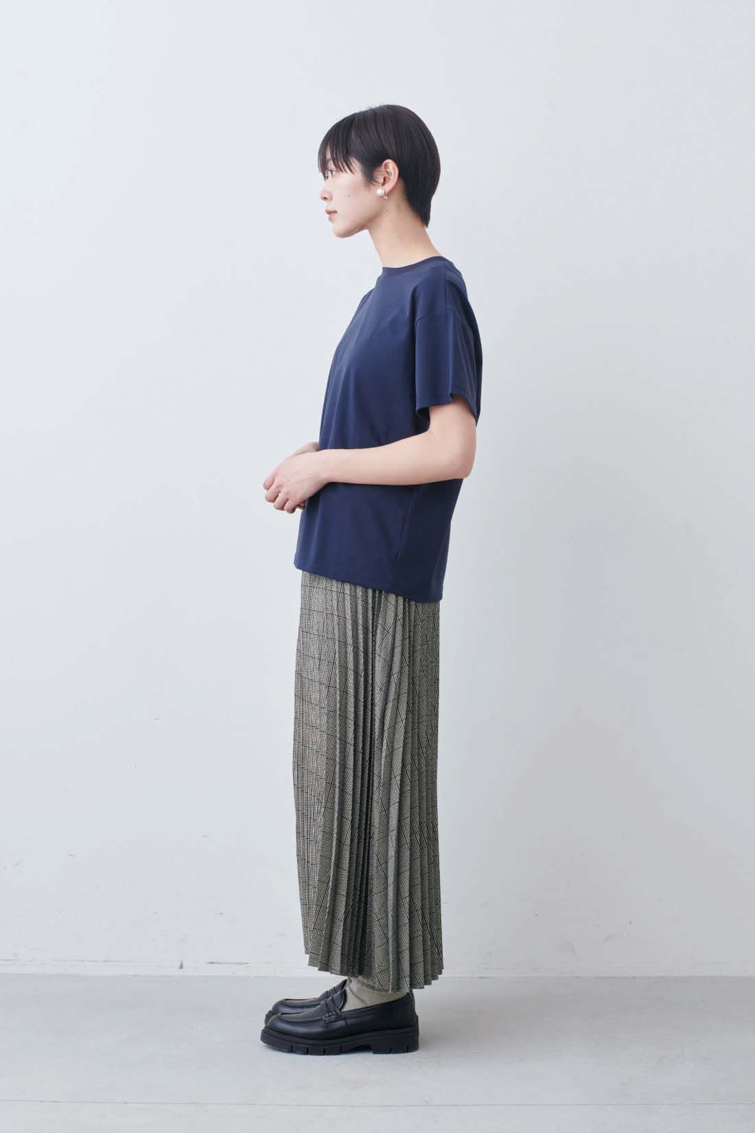 THREE FIFTY STANDARD［スリーフィフティースタンダード］|THREE FIFTY STANDARD　シルキーな肌ざわりのベーシックなTシャツの会|モデル身長：163cm　着用サイズ：M