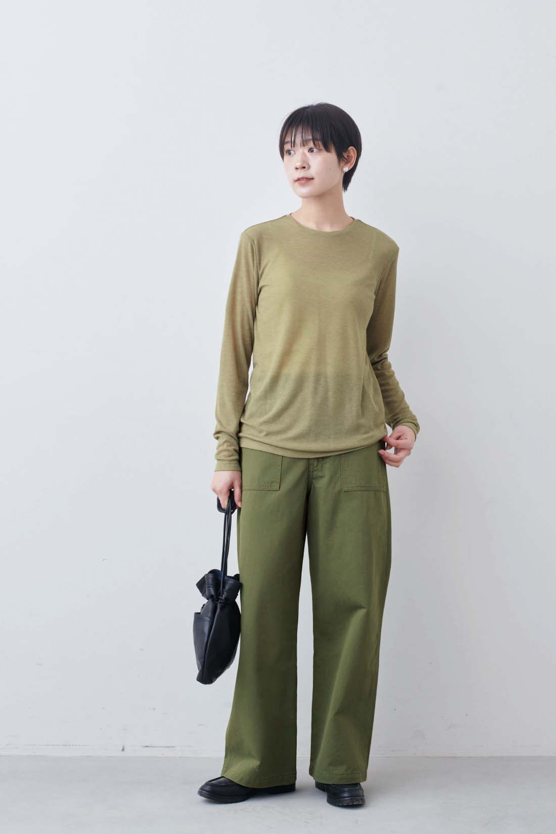 THREE FIFTY STANDARD［スリーフィフティースタンダード］|ベーシックなベイカーパンツ〈カーキグリーン〉とガラスパールのイヤアクセサリーのコーディネート