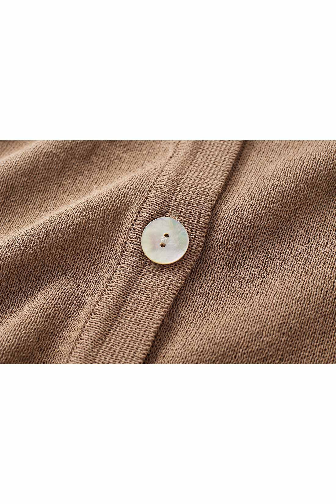 THREE FIFTY STANDARD［スリーフィフティースタンダード］|THREE FIFTY STANDARD 和紙をブレンドしたVネックカーディガン〈ブラウン〉|ほのかに色を変えて虹色に輝く貝ボタンがアクセント。