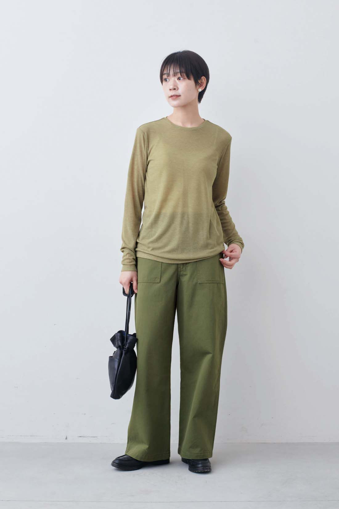 THREE FIFTY STANDARD［スリーフィフティースタンダード］|THREE FIFTY STANDARD　ベーシックなベイカーパンツ〈カーキグリーン〉|モデル身長：163cm　着用サイズ：M
