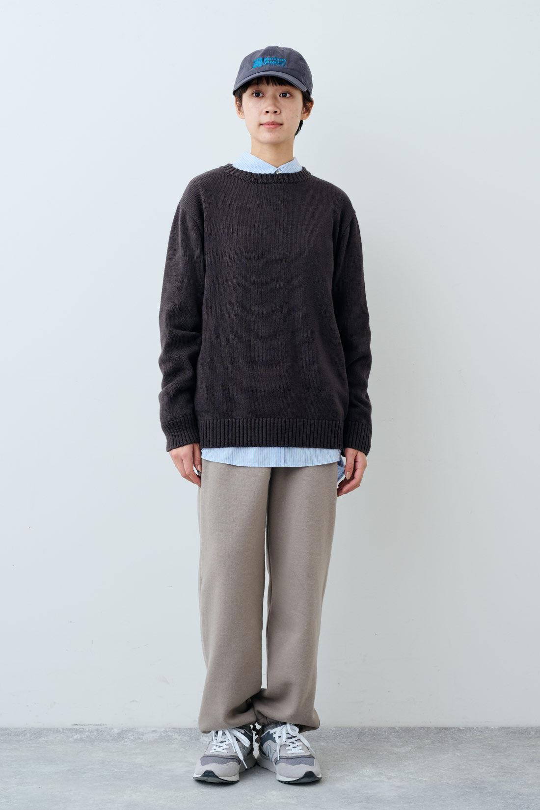 THREE FIFTY STANDARD［スリーフィフティースタンダード］|ふんわり無撚糸のコットンセーター〈ダークブラウン〉と裏起毛カットソーパンツの会のコーディネート|モデル身長：163cm 着用サイズ：M