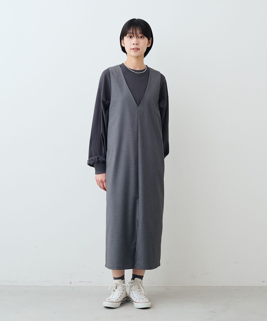 THREE FIFTY STANDARD［スリーフィフティースタンダード］|ＶネックジャンパースカートＧＹ　ＴＦＳと貝パールのバロック風ネックレス　ＴＦＳのコーディネート|モデル身長：163cm 着用サイズ：M