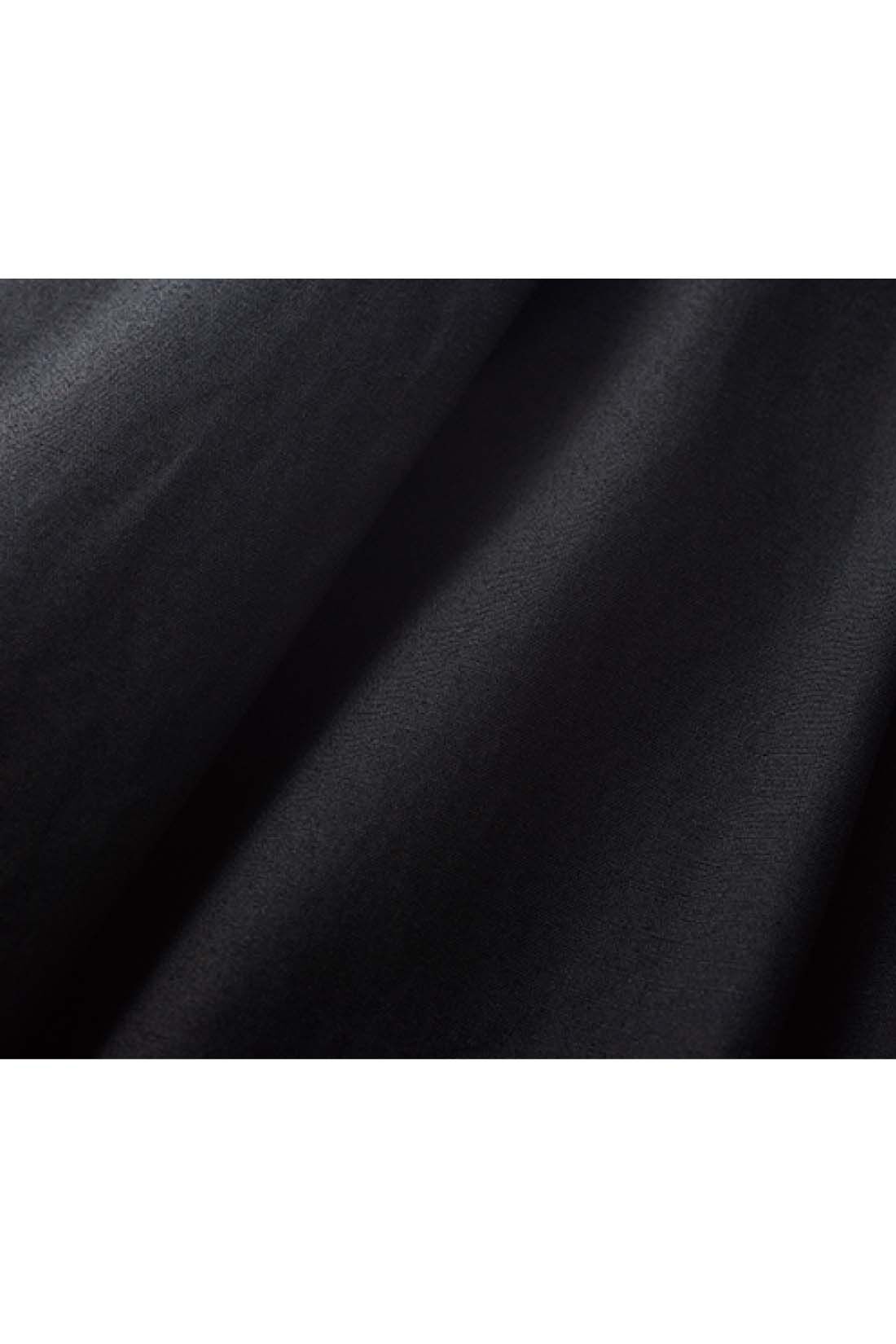 THREE FIFTY STANDARD［スリーフィフティースタンダード］|THREE FIFTY STANDARD　ラフなシルエットのテーパードパンツ〈ブラック〉|ドライ感があり適度な張りの、高密度で織り上げたダンプ生地。ワッシャー加工をほどこしているので、洗いざらしでもこなれた印象に。