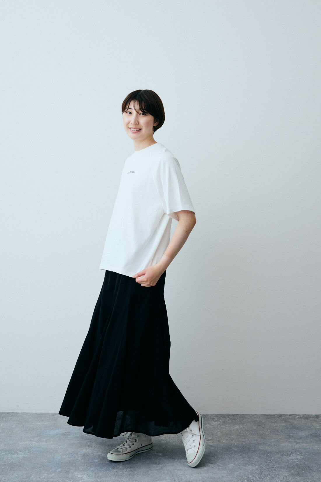 THREE FIFTY STANDARD［スリーフィフティースタンダード］|モノトーンロゴＴシャツホワイト　ＴＦＳのコーディネート|モデル身長：163cm　着用サイズ：M