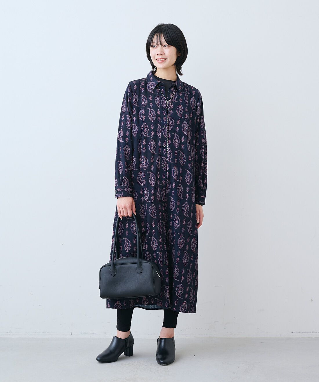 THREE FIFTY STANDARD［スリーフィフティースタンダード］|ペイズリー柄のプリント ワンピース〈ダークネイビー〉とさらっとした肌触りのウール混Tシャツとやさしい肌ざわりシルク混 レギンスのコーディネート