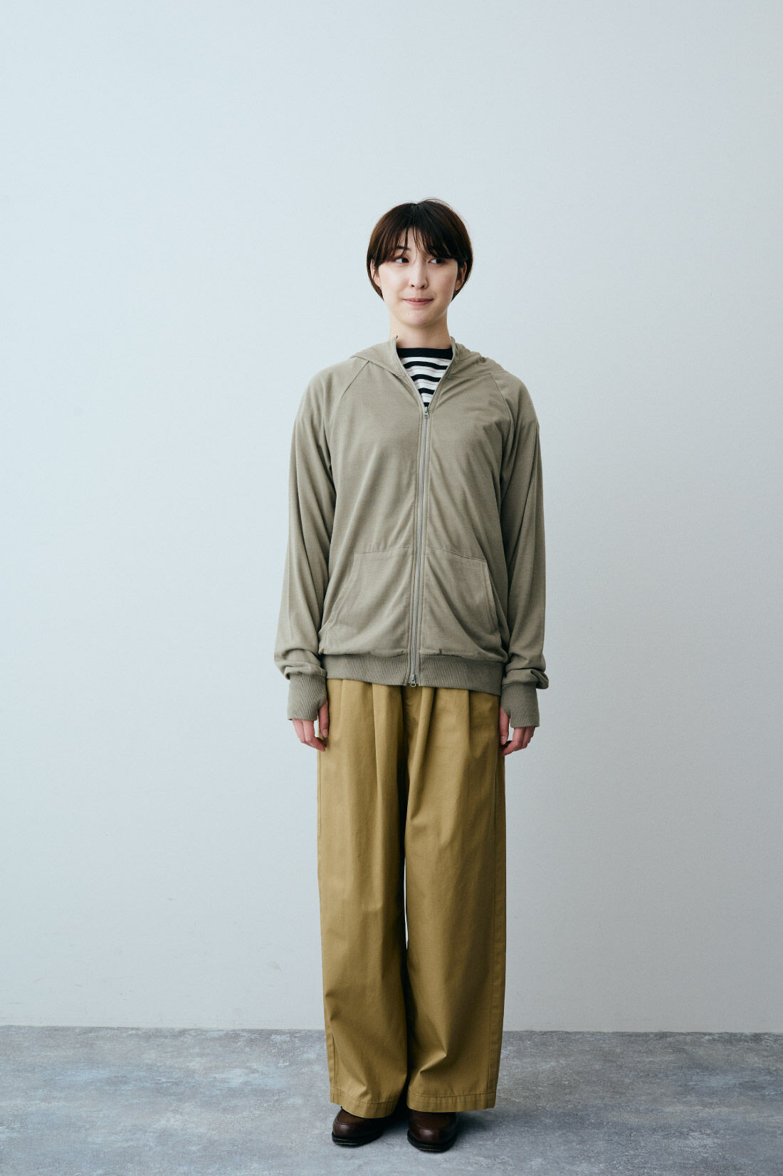 THREE FIFTY STANDARD［スリーフィフティースタンダード］|THREE FIFTY STANDARD ダブルジップの天竺（じく）素材UVカットパーカー〈グレージュ〉