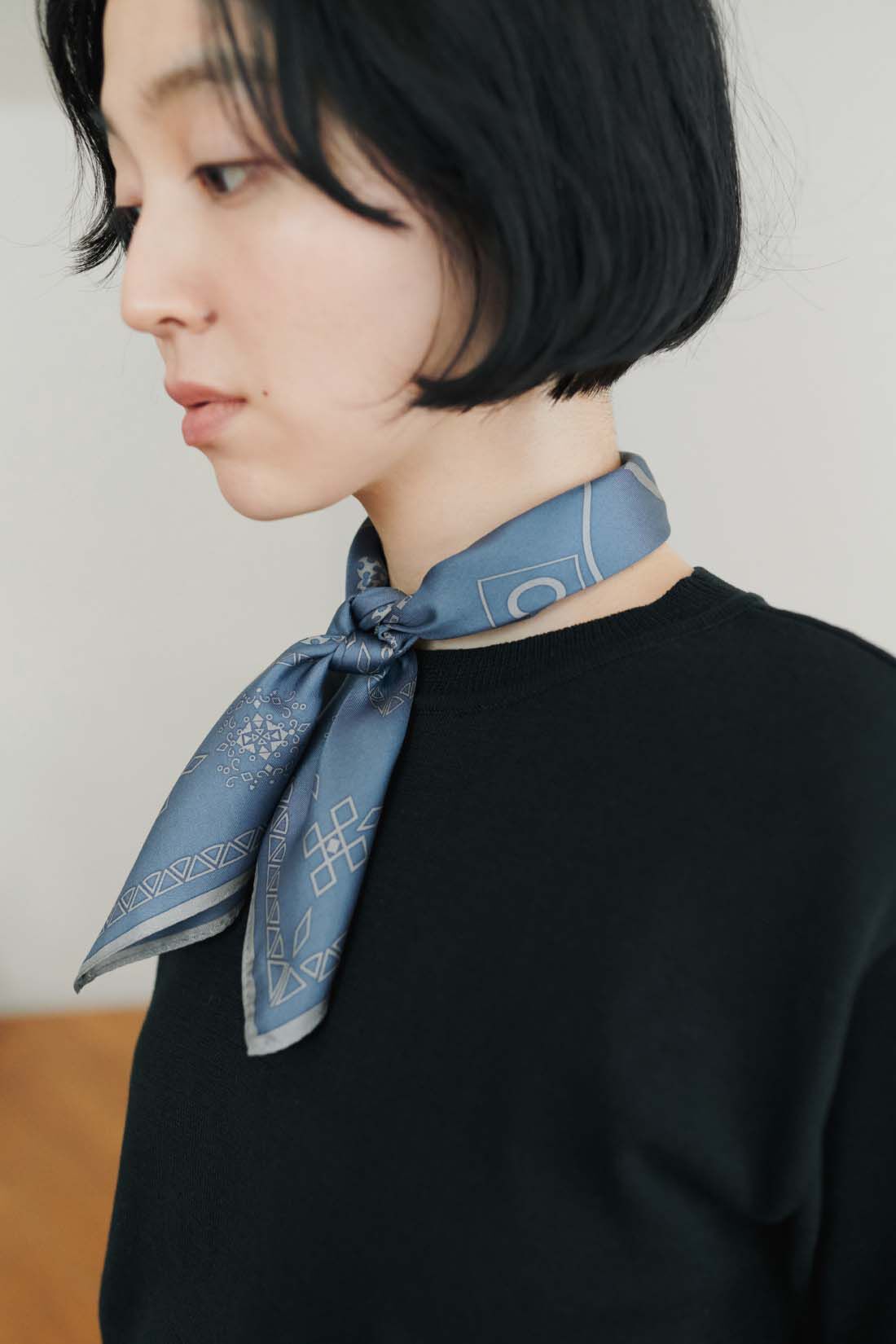 THREE FIFTY STANDARD［スリーフィフティースタンダード］|THREE FIFTY STANDARD　ヴィンテージのようなシルクスカーフ〈ネイビー〉