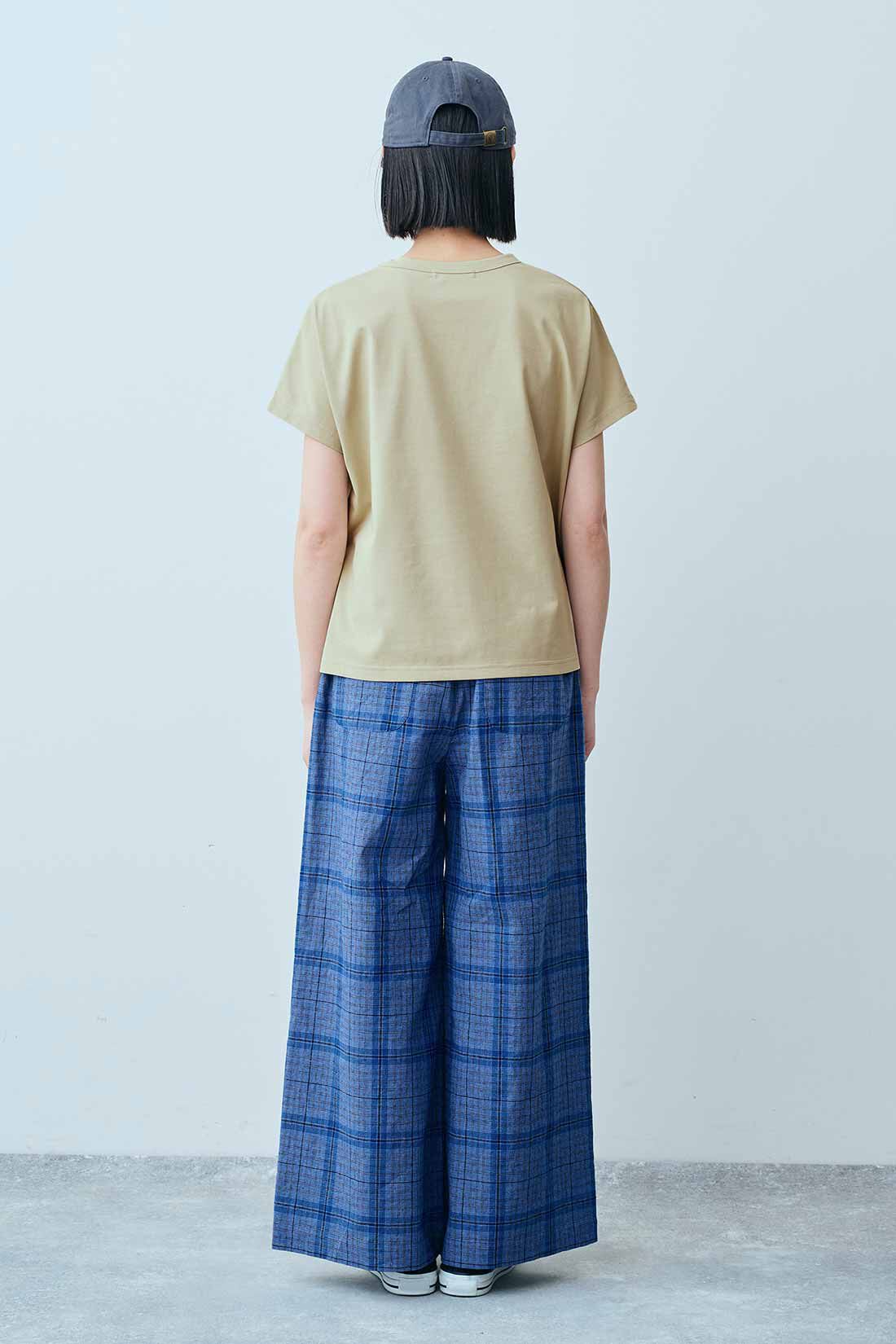 THREE FIFTY STANDARD［スリーフィフティースタンダード］|THREE FIFTY STANDARD 汗じみ軽減加工をほどこした フレンチスリーブTシャツの会|モデル身長：163cm　着用サイズ：M