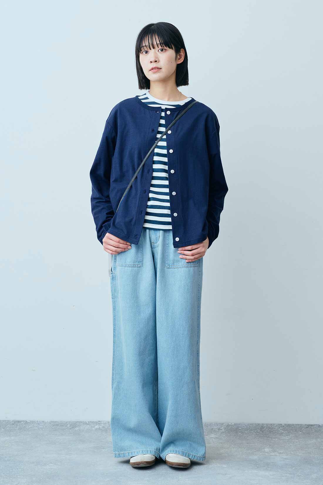 THREE FIFTY STANDARD［スリーフィフティースタンダード］|コットン素材 クルーネックカーディガンとすっきりシルエット ボーダーＴシャツのコーディネート|モデル身長：163cm 着用サイズ：M