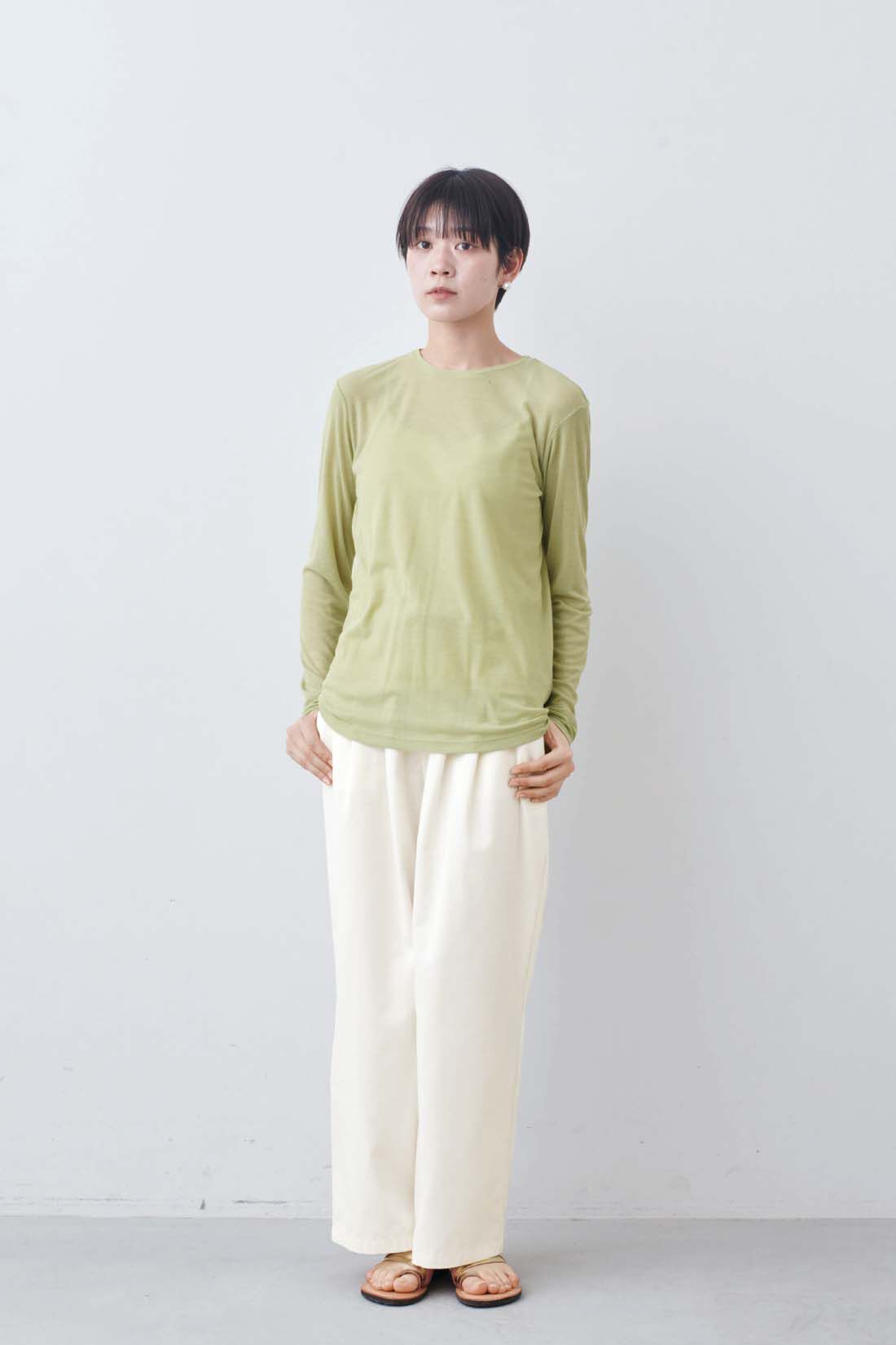 THREE FIFTY STANDARD［スリーフィフティースタンダード］|カジュアルすぎないチノパンツ〈アイボリー〉のコーディネート