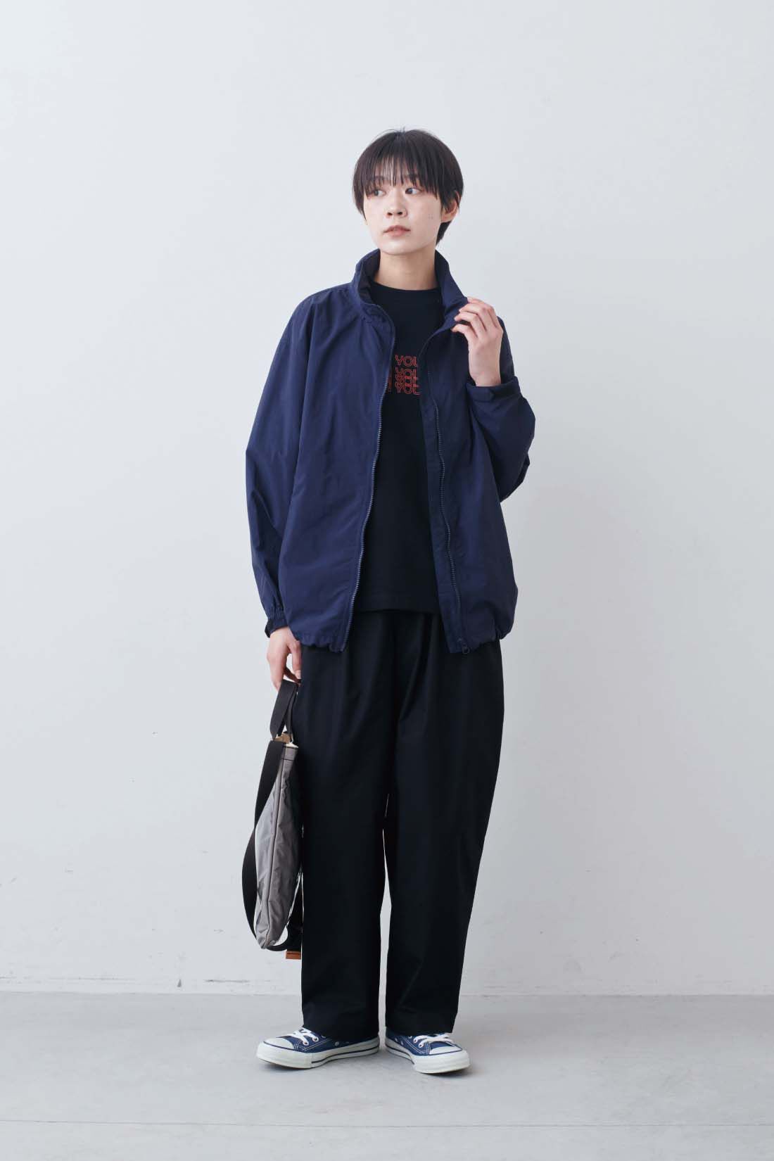 THREE FIFTY STANDARD［スリーフィフティースタンダード］|THREE FIFTY STANDARD　丸胴仕様のロゴプリントＴシャツ〈ブラック〉|モデル身長：163cm　着用サイズ：M
