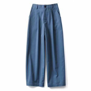 グレイッシュブルーのタックワイドパンツ