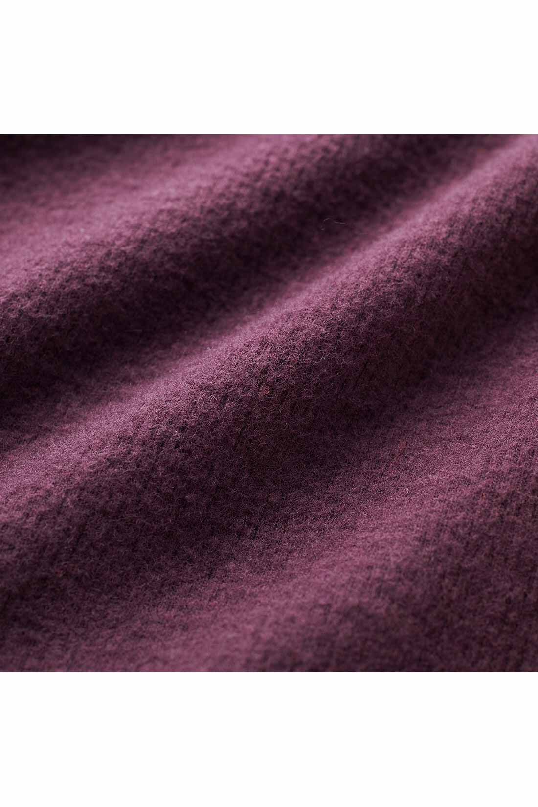 THREE FIFTY STANDARD|THREE FIFTY STANDARD　ほどよいあたたかさの裏起毛タートル〈ダークプラム〉|裏面はほのかに起毛させているから、着た時にひんやりしにくく、ふんわりやさしい肌当たり。