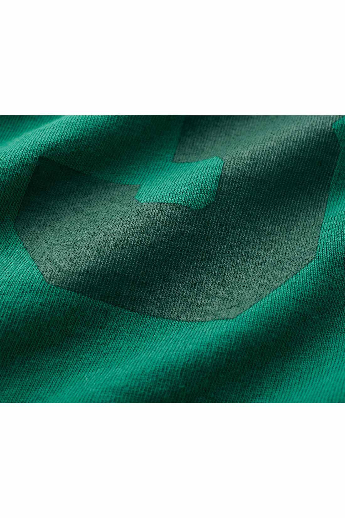 THREE FIFTY STANDARD|THREE FIFTY STANDARD フットボールTシャツ〈グリーン〉|ベースと同色で濃淡をつけてユーズド風にプリントしたナンバリングロゴが、独特の抜け感を演出してくれます。