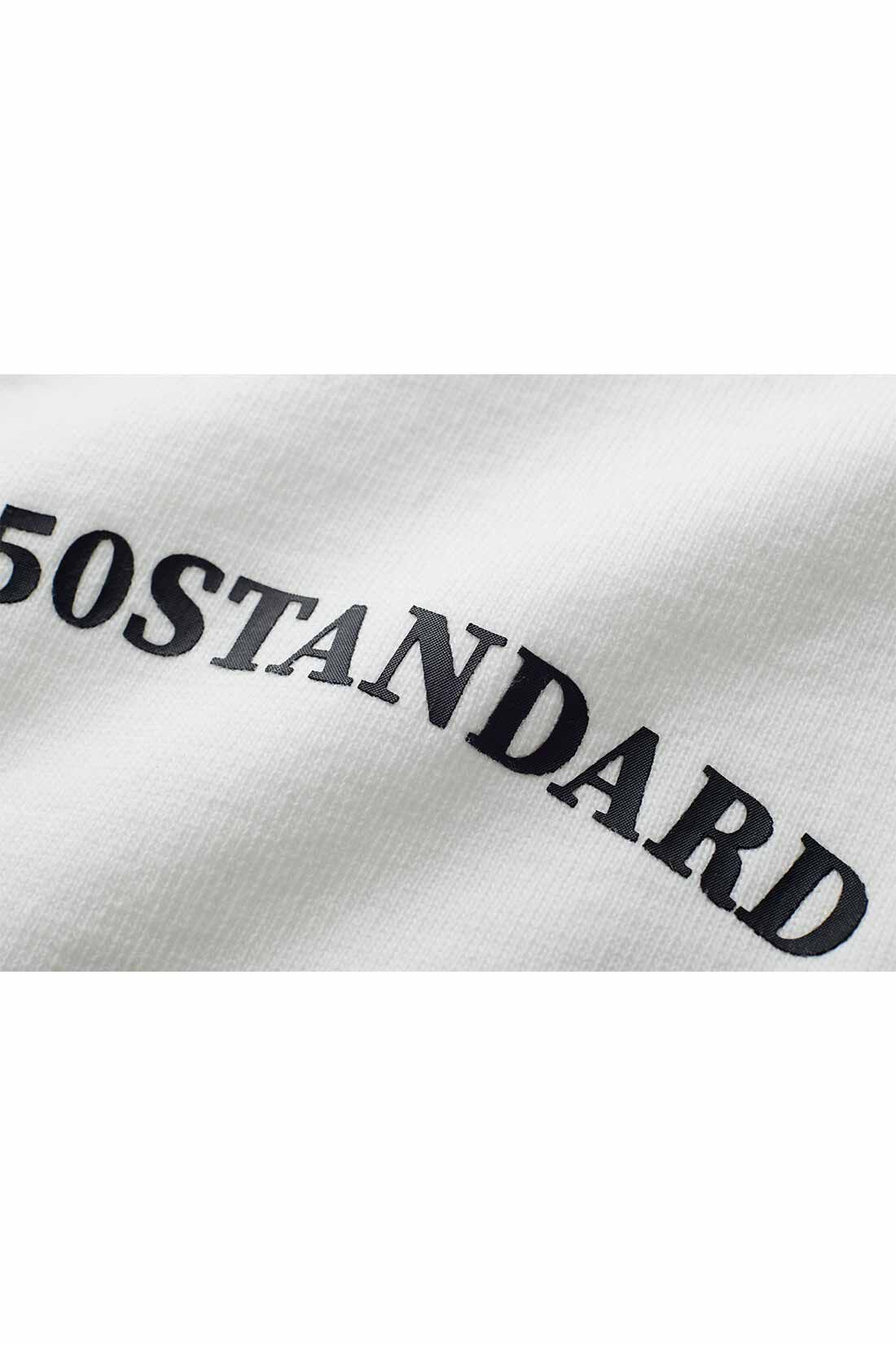 THREE FIFTY STANDARD|THREE FIFTY STANDARD モノトーンロゴTシャツ〈ブラック〉|控えめサイズのプリントロゴを胸のセンターに配置。　※お届けするカラーとは異なります。