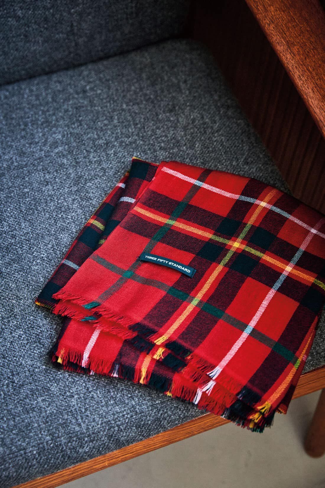 THREE FIFTY STANDARD|THREE FIFTY STANDARD やわらかウールで作った トラッドなチェックスカーフ〈レッド〉