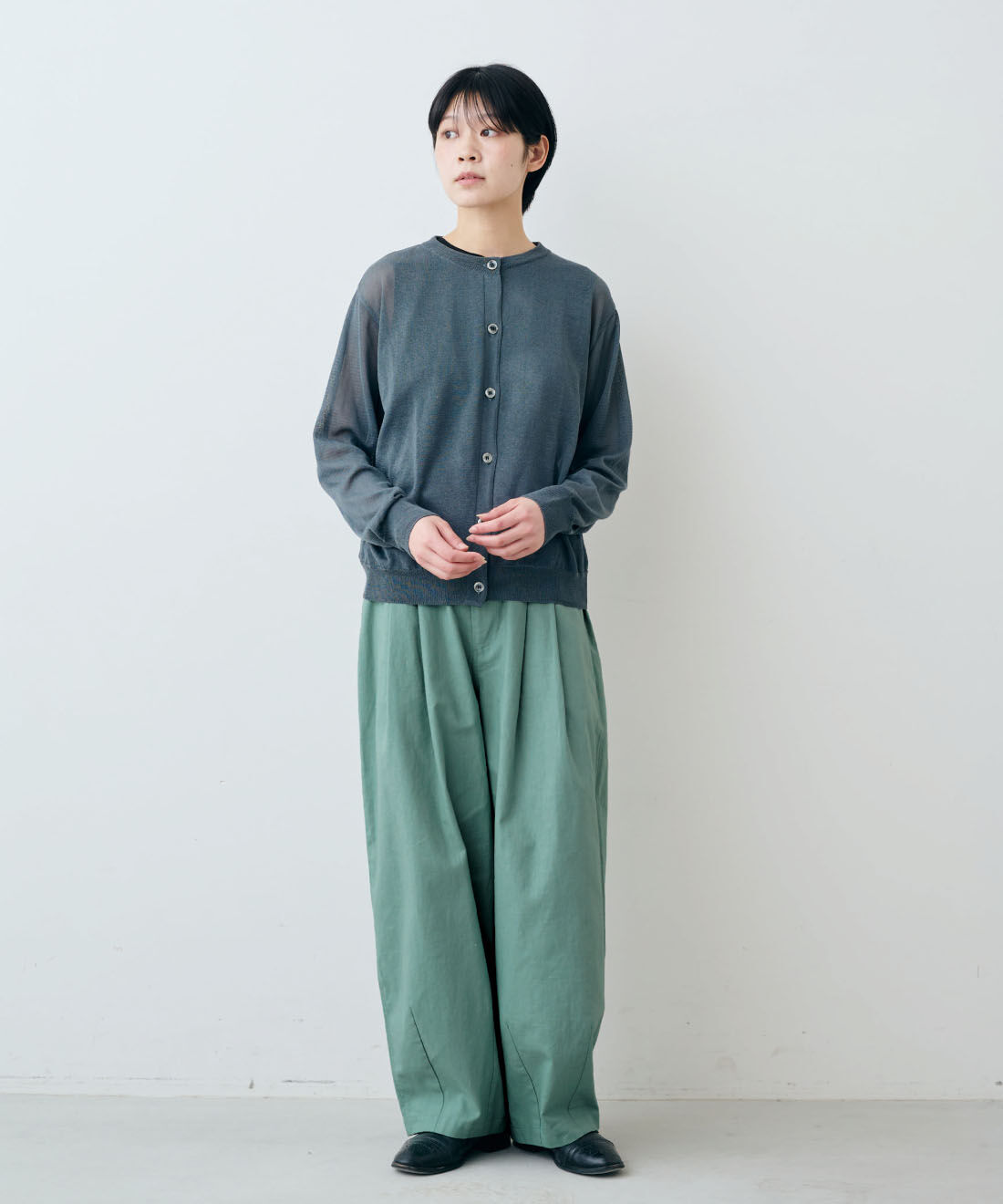 THREE FIFTY STANDARD［スリーフィフティースタンダード］|日本製 シアー クルーネック カーディガン 〈ダークグレー〉とシルケット加工 タンクトップのコーディネート