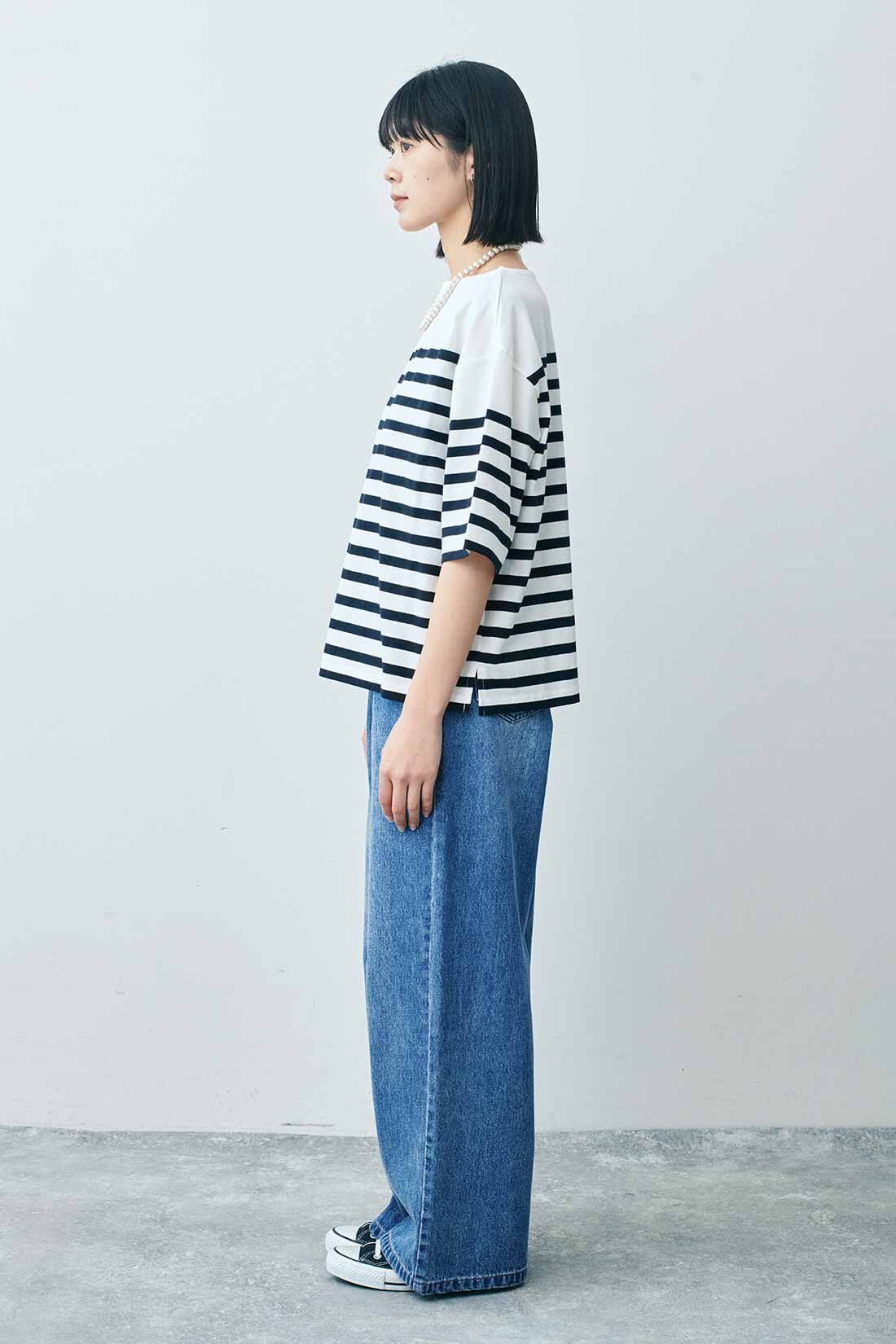 THREE FIFTY STANDARD|パネルボーダーＴシャツ　ＴＦＳとタックバギーデニムパンツ　ＴＦＳのコーディネート|モデル身長：163cm 着用サイズ：M