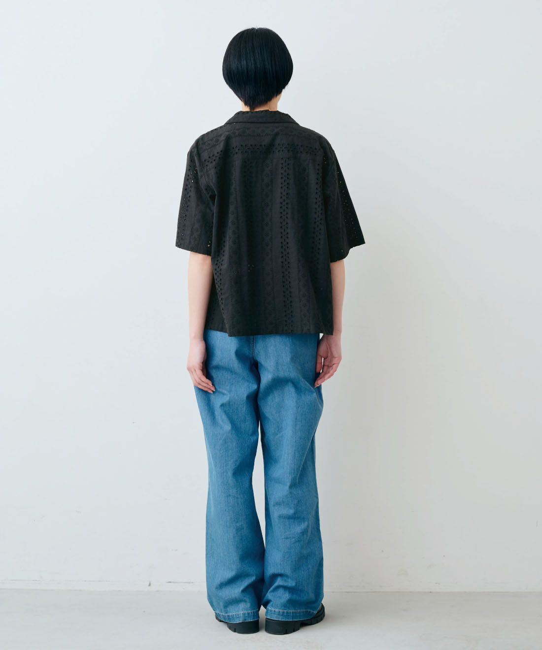 THREE FIFTY STANDARD［スリーフィフティースタンダード］|シルケット加工 タンクトップとライトデニムのタックワイドパンツのコーディネート