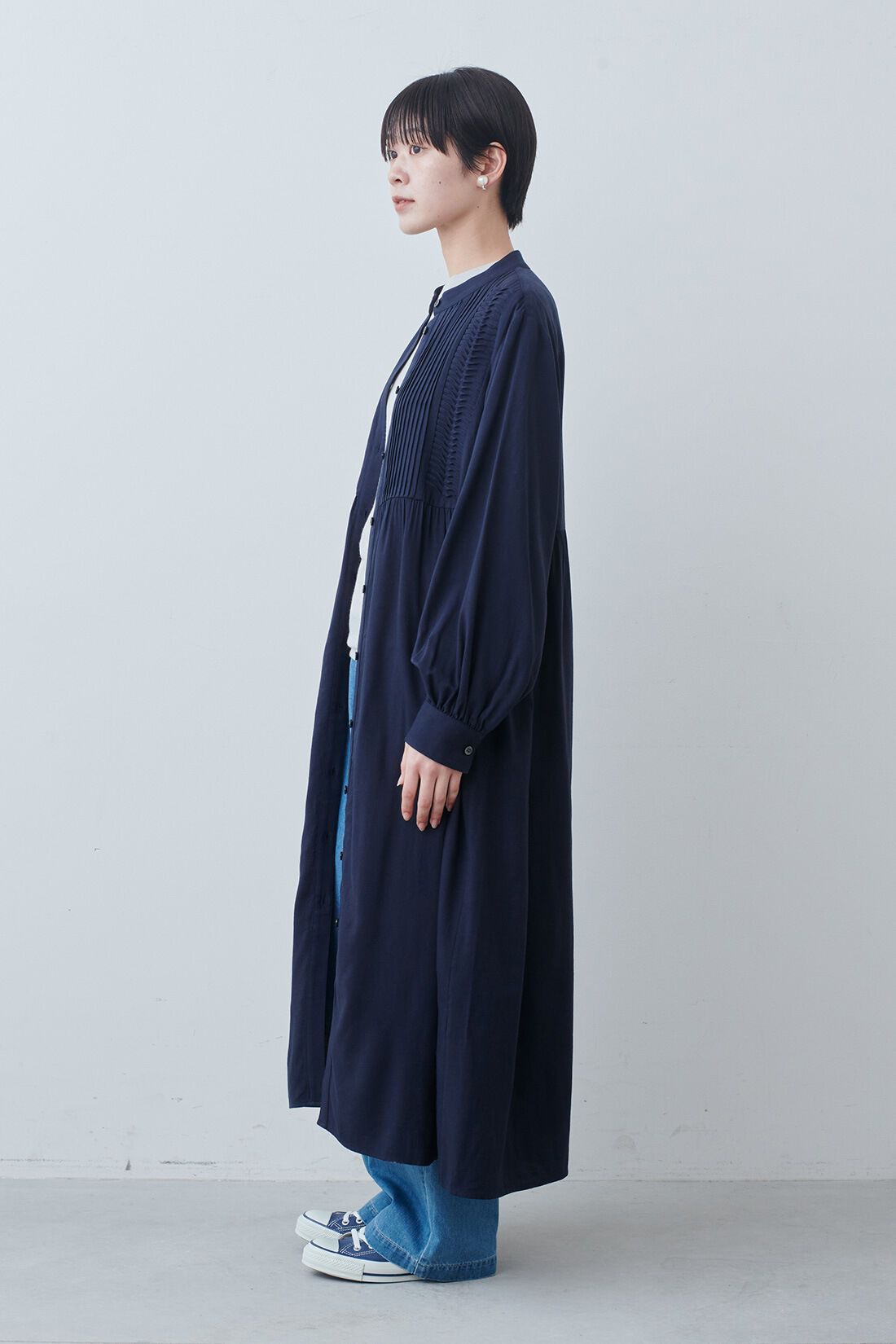THREE FIFTY STANDARD［スリーフィフティースタンダード］|ピンタックのワンピース 〈ネイビー〉とライトデニムのタックワイドパンツとガラスパールのイヤアクセサリーのコーディネート