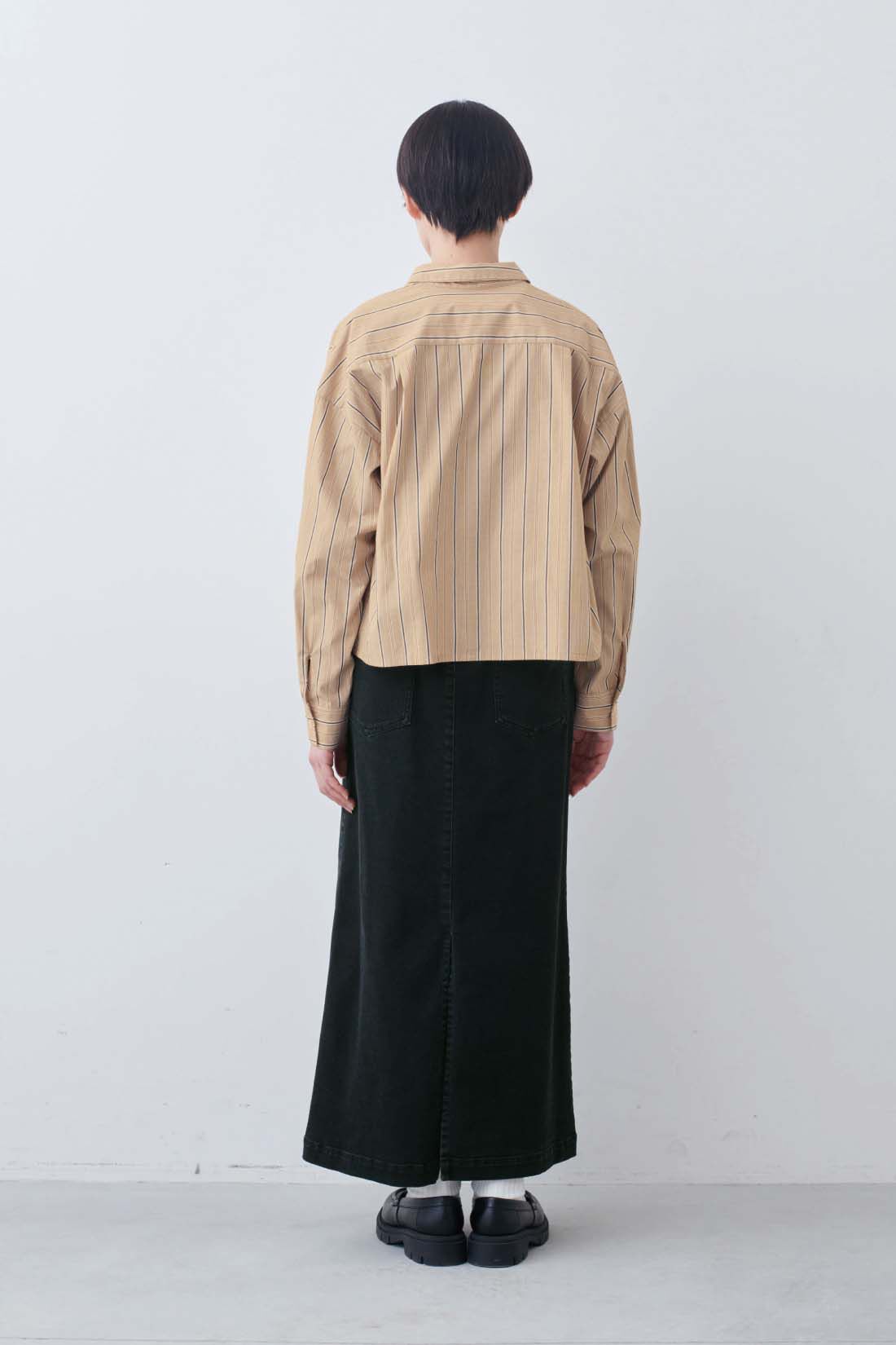 THREE FIFTY STANDARD［スリーフィフティースタンダード］|クロップド丈のストライプシャツ〈シナモンベージュ〉とシアーなカットソートップスの会のコーディネート