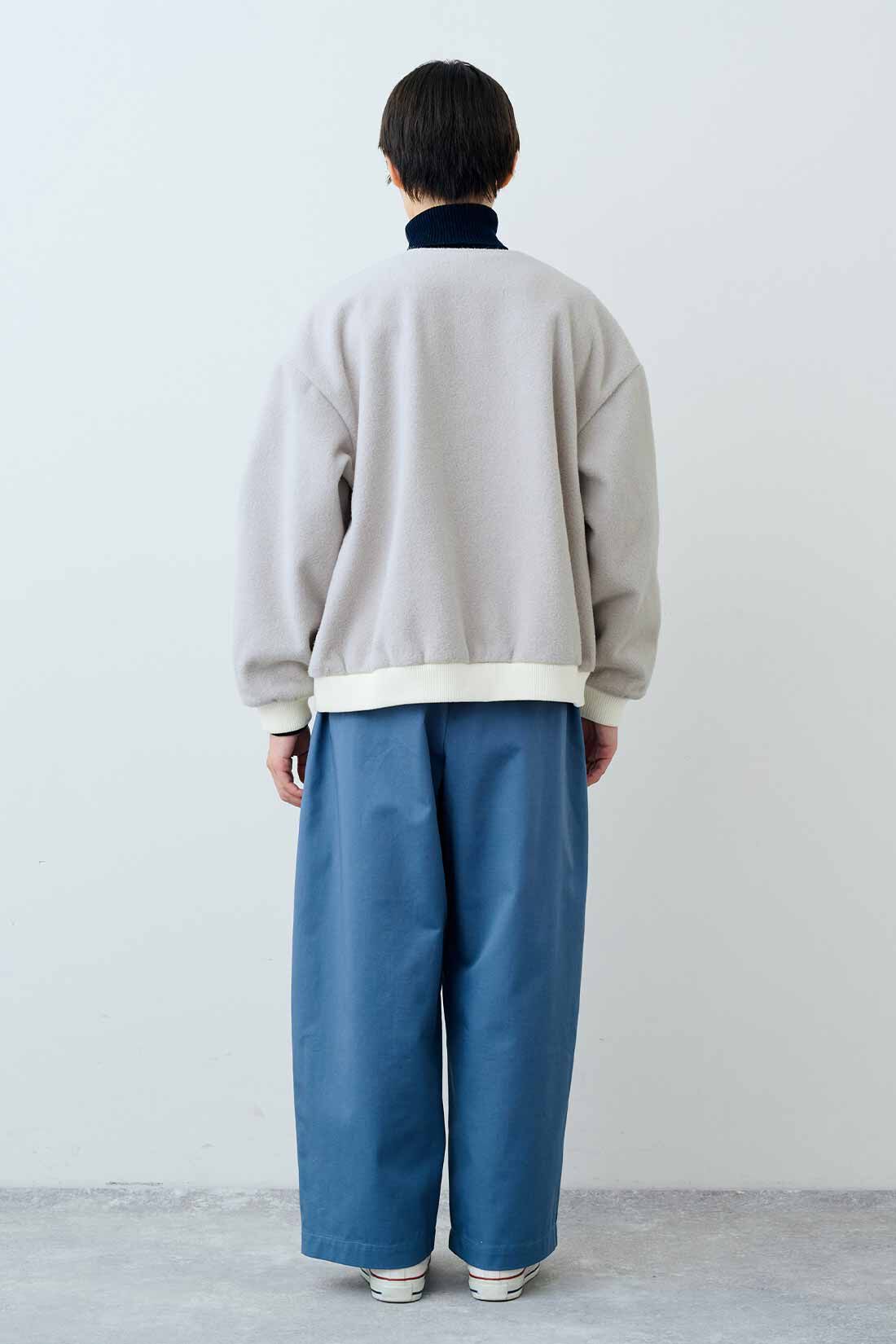 THREE FIFTY STANDARD［スリーフィフティースタンダード］|金子敦子さんと作った ノーカラーブルゾン〈ライトグレー〉とコットン100％のリブタートルのコーディネート|モデル身長：163cm 着用サイズ：M