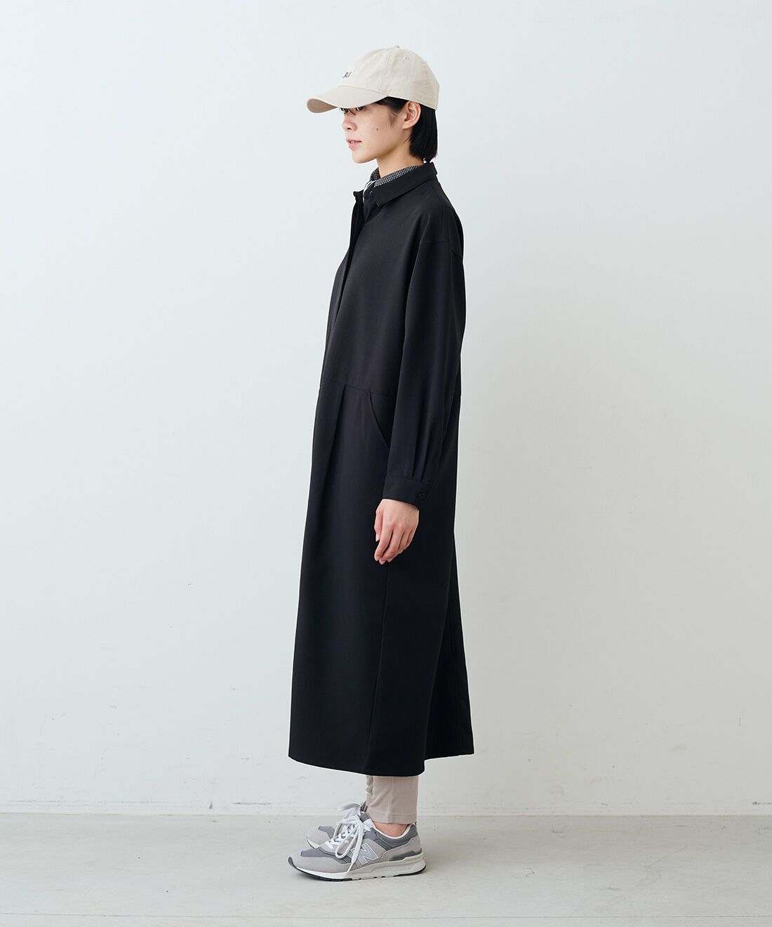 THREE FIFTY STANDARD［スリーフィフティースタンダード］|ボックスシルエットの比翼仕立て シャツワンピース〈ブラック〉と小谷実由さんとつくったチェックスカーフＴＦＳのコーディネート|モデル身長：163cm 着用サイズ：M