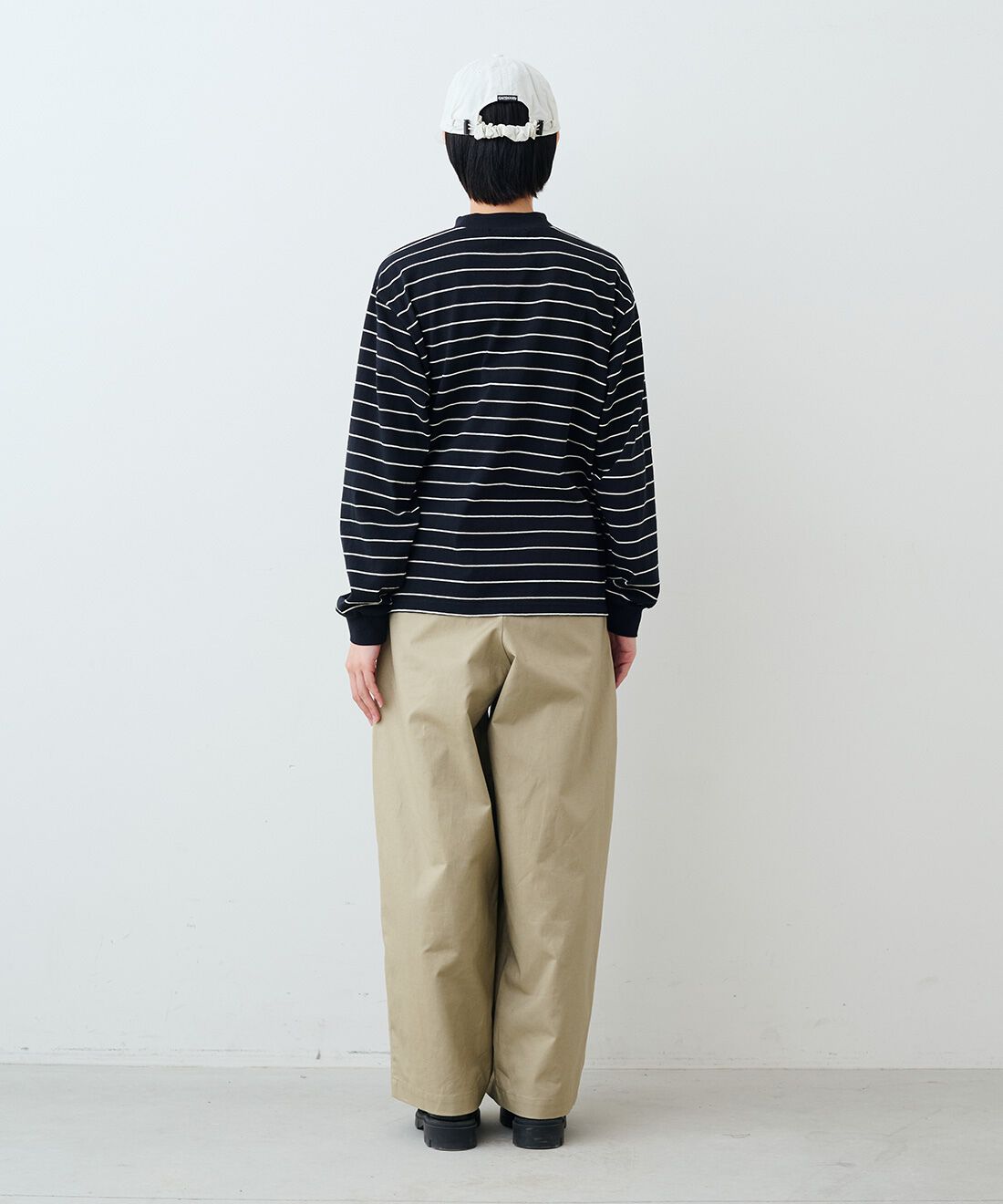 THREE FIFTY STANDARD［スリーフィフティースタンダード］|レトロなボーダーＴシャツ　ＴＦＳとレザーのワイドボストンバッグＢＫ　ＴＦＳのコーディネート|モデル身長：163cm 着用サイズ：M