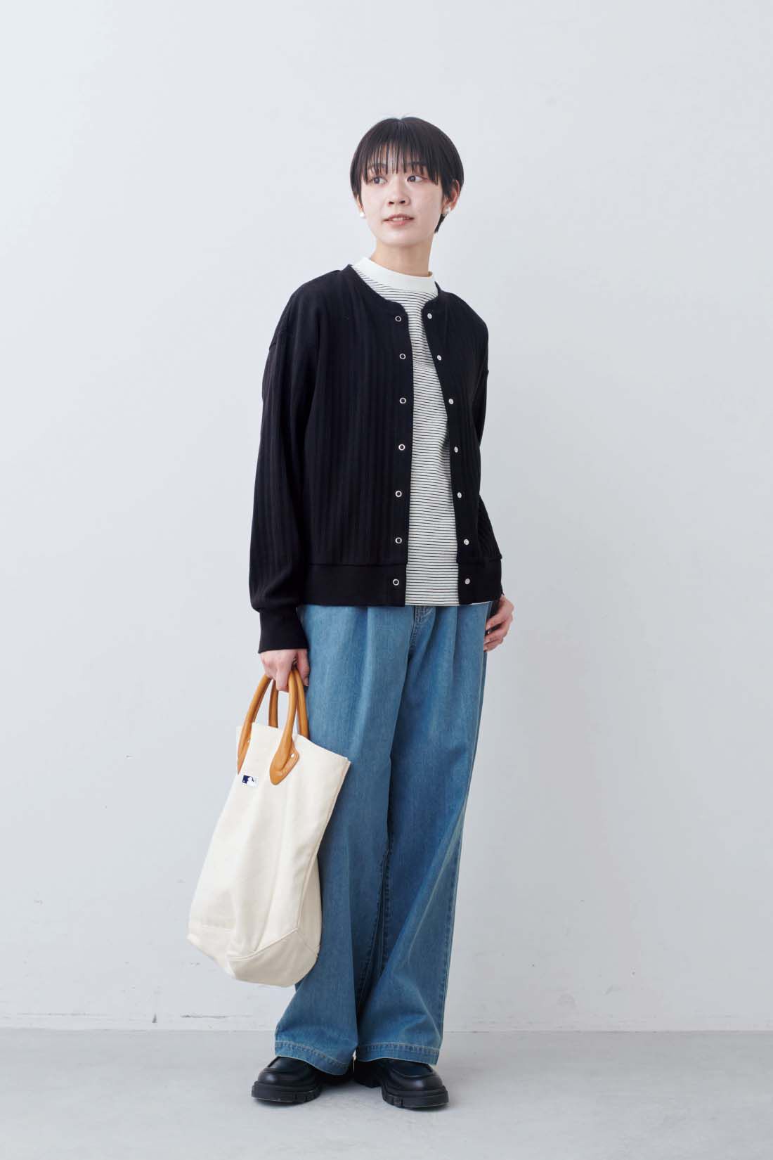 THREE FIFTY STANDARD［スリーフィフティースタンダード］|THREE FIFTY STANDARD　ライトデニムのタックワイドパンツ|モデル身長：163cm　着用サイズ：M