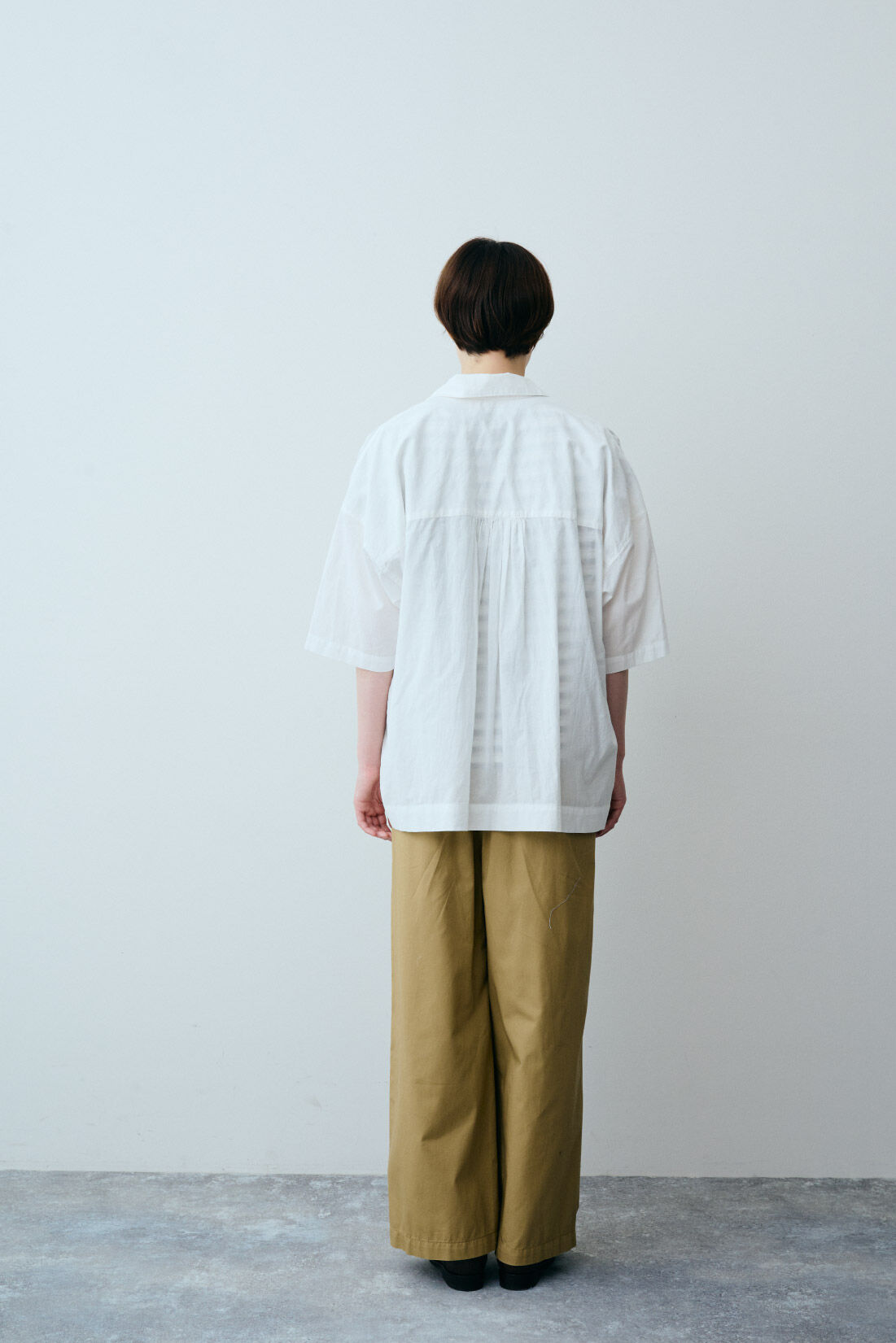 THREE FIFTY STANDARD|金子敦子さん大人の白シャツ　ＴＦＳとマルチボーダーのフレンチスリーブＴシャツ　ＴＦＳのコーディネート