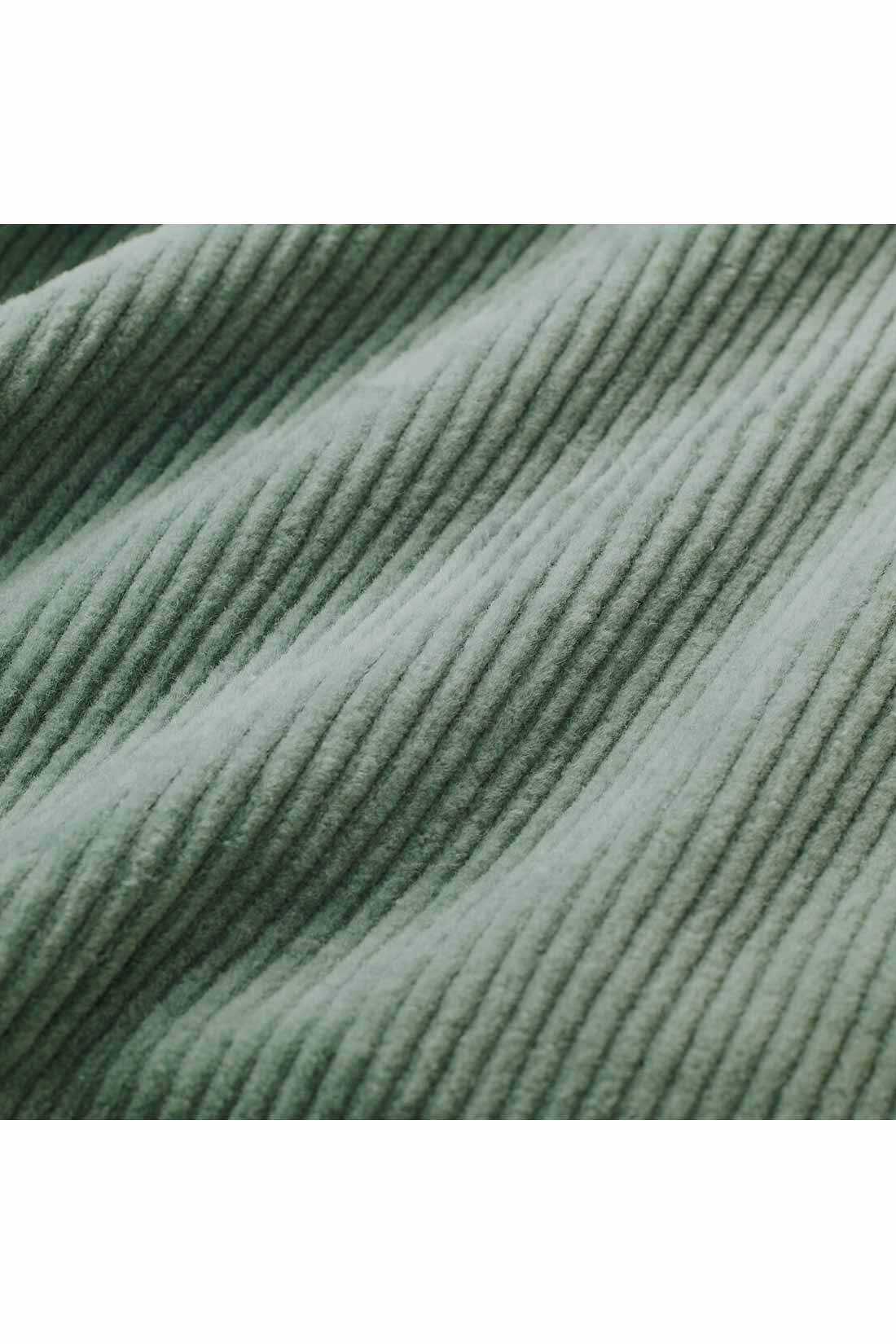 THREE FIFTY STANDARD［スリーフィフティースタンダード］|THREE FIFTY STANDARD　金子敦子さんと作った リーフグリーンのわくわくズボン|カジュアルな太畝のコーデュロイに、着こなしに取り入れやすいダスティカラーをのせました。