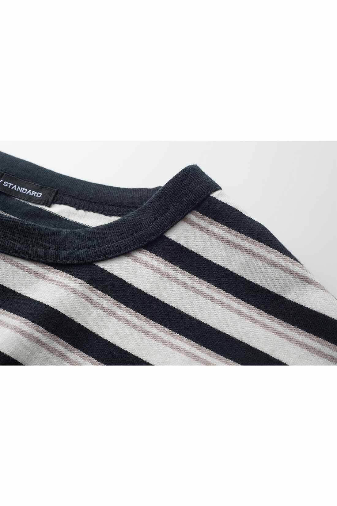 THREE FIFTY STANDARD［スリーフィフティースタンダード］|THREE FIFTY STANDARD シックなマルチボーダーのフレンチスリーブTシャツの会|首もとと袖口の黒色の配色が全体を引き締めてスマートな印象に。