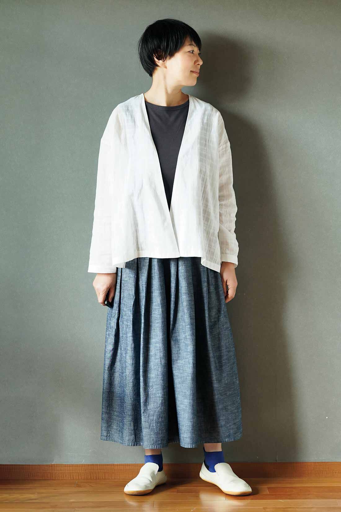 THREE FIFTY STANDARD［スリーフィフティースタンダード］|THREE FIFTY STANDARD 金子敦子さんと作った オーガニックコットンカーディガン〈オフホワイト〉|「インナーは、ホワイトなどの淡い色もいいけれど、あえて黒などのダークな色を合わせるのもおすすめ。自然に織柄のチェック柄が浮き上がって見えて、また違った雰囲気で楽しめます」。