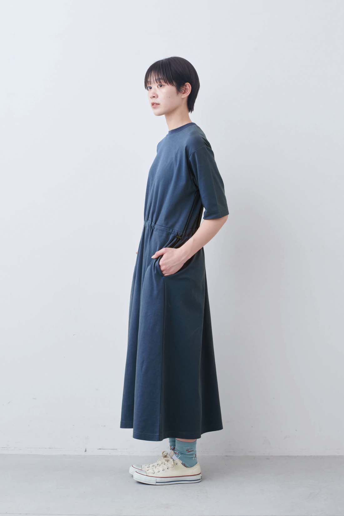 THREE FIFTY STANDARD［スリーフィフティースタンダード］|THREE FIFTY STANDARD　接触冷感・吸汗速乾のリラクシーなカットソーワンピース〈ブルー〉|モデル身長：163cm　着用サイズ：M