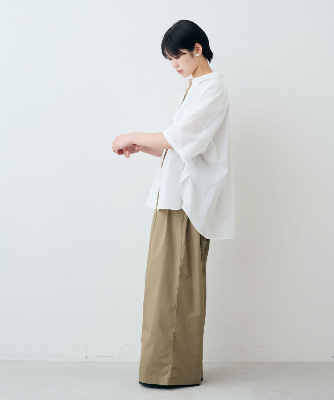 THREE FIFTY STANDARD［スリーフィフティースタンダード］|綿混 ベア天じく ブラキャミソールと綿100％ 上品 接触冷感素材 ワイドパンツ 〈カーキベージュ〉のコーディネート