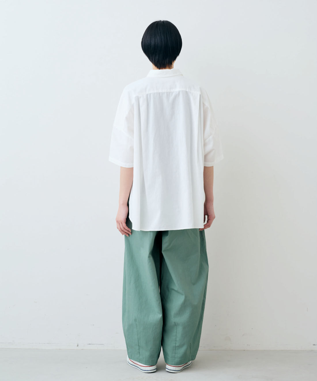 THREE FIFTY STANDARD|THREE FIFTY STANDARD　日本製のポンチョみたいな ゆるっとシルエットの綿麻シャツ〈オフホワイト〉|モデル身長：163cm　着用サイズ：M