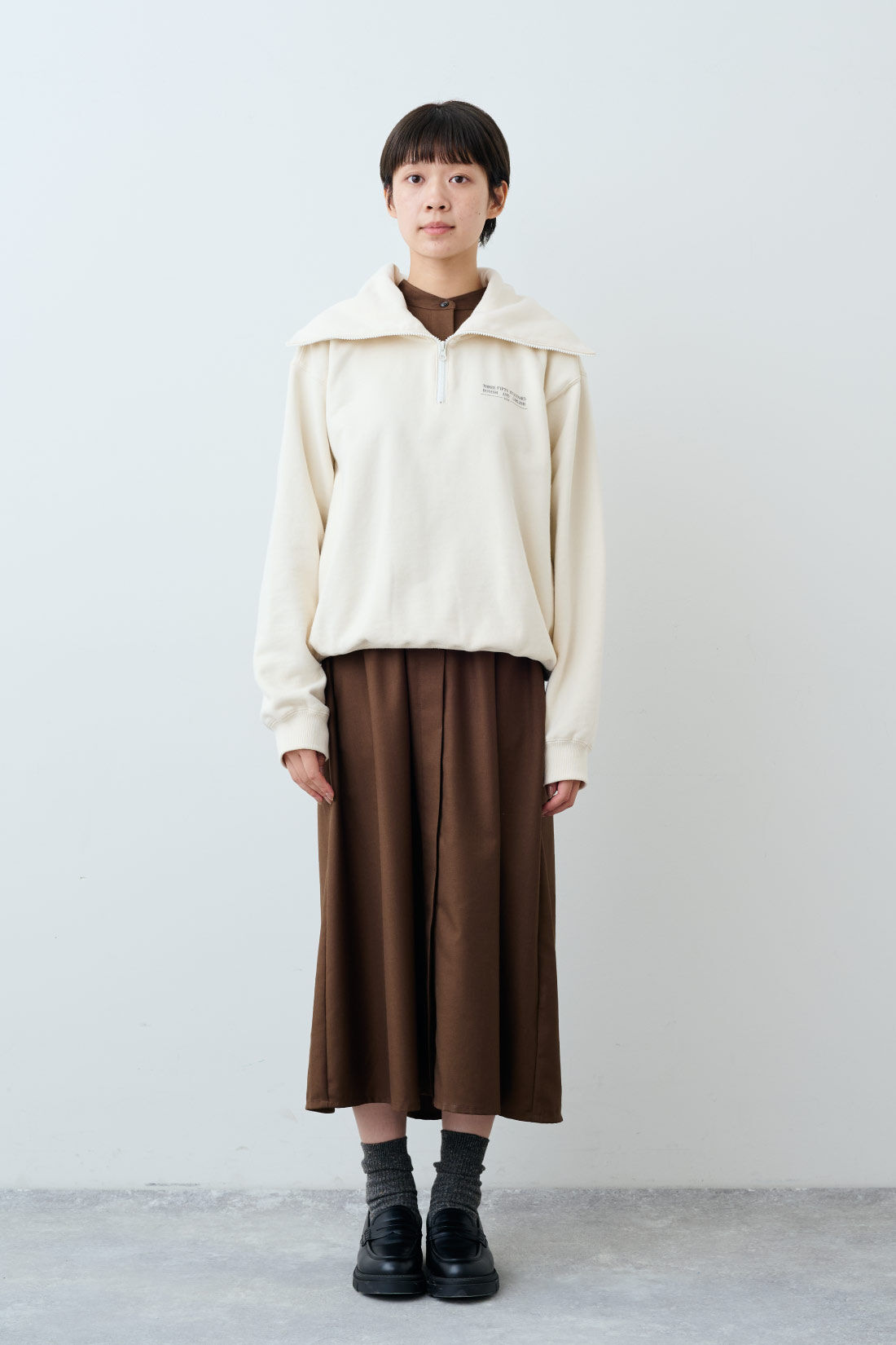 THREE FIFTY STANDARD|フレアーシルエットの比翼ワンピース〈マロンブラウン〉のコーディネート|モデル身長：163cm 着用サイズ：M