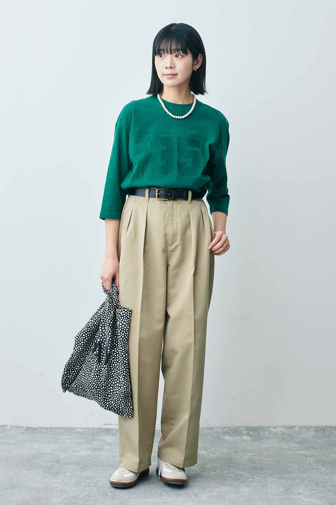 THREE FIFTY STANDARD|フットボールＴシャツＧＲ　ＴＦＳとスタンダードなチノパンツＢＥ　ＴＦＳのコーディネート|モデル身長：163cm 着用サイズ：M