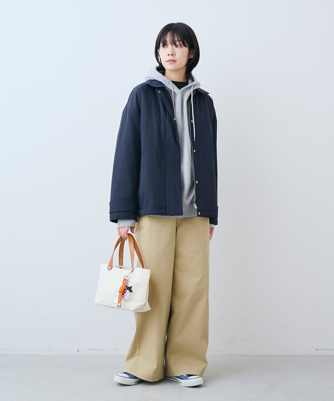 THREE FIFTY STANDARD［スリーフィフティースタンダード］|裏サーモライトキルトのブルゾン〈ネイビー〉とトンプキン裏毛スウェット パーカー〈杢グレー〉とすっきりノータックのチノパンツ〈ベージュ〉のコーディネート