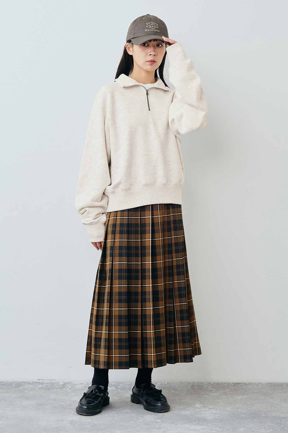 THREE FIFTY STANDARD［スリーフィフティースタンダード］|THREE FIFTY STANDARD 小谷 実由さんと作った 衿を開けて着たいハーフジップスウェット〈オートミール〉|モデル身長：163cm　着用サイズ：M