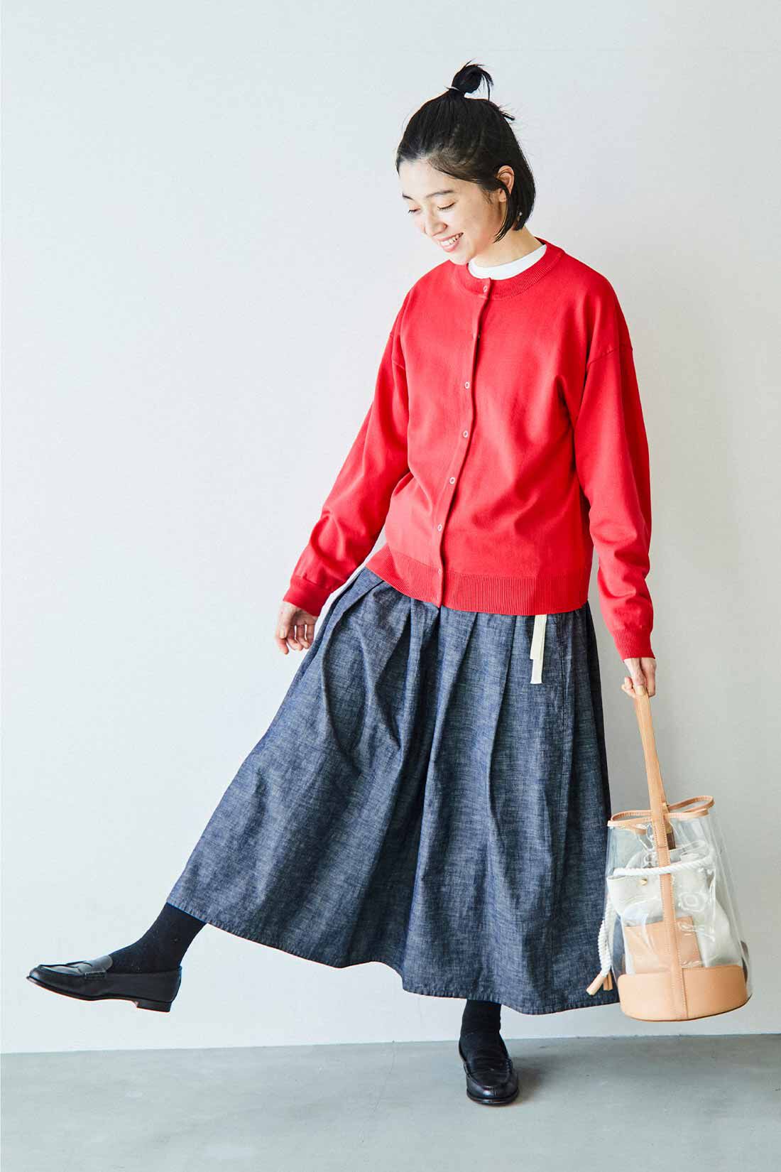 THREE FIFTY STANDARD［スリーフィフティースタンダード］|THREE FIFTY STANDARD インディゴブルーのタックギャザースカート|スカートは、ウエスト前にタックを、後ろにギャザーを入れて、大人にちょうどいいボリューム感です。トップスをジャストサイズでまとめると、シルエットにメリハリが出てバランスよく着られます。