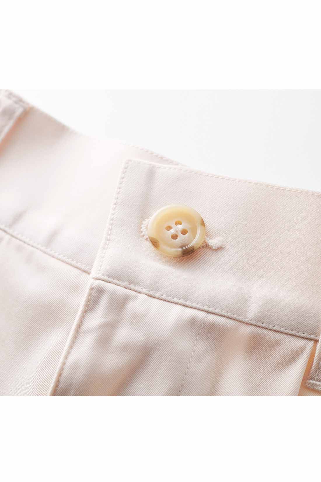 THREE FIFTY STANDARD［スリーフィフティースタンダード］|THREE FIFTY STANDARD タックチノワイドパンツ〈アイボリー〉|さらりときれいにはける、張りのあるコットン100％生地。マーブル調のフロントボタンもポイント。